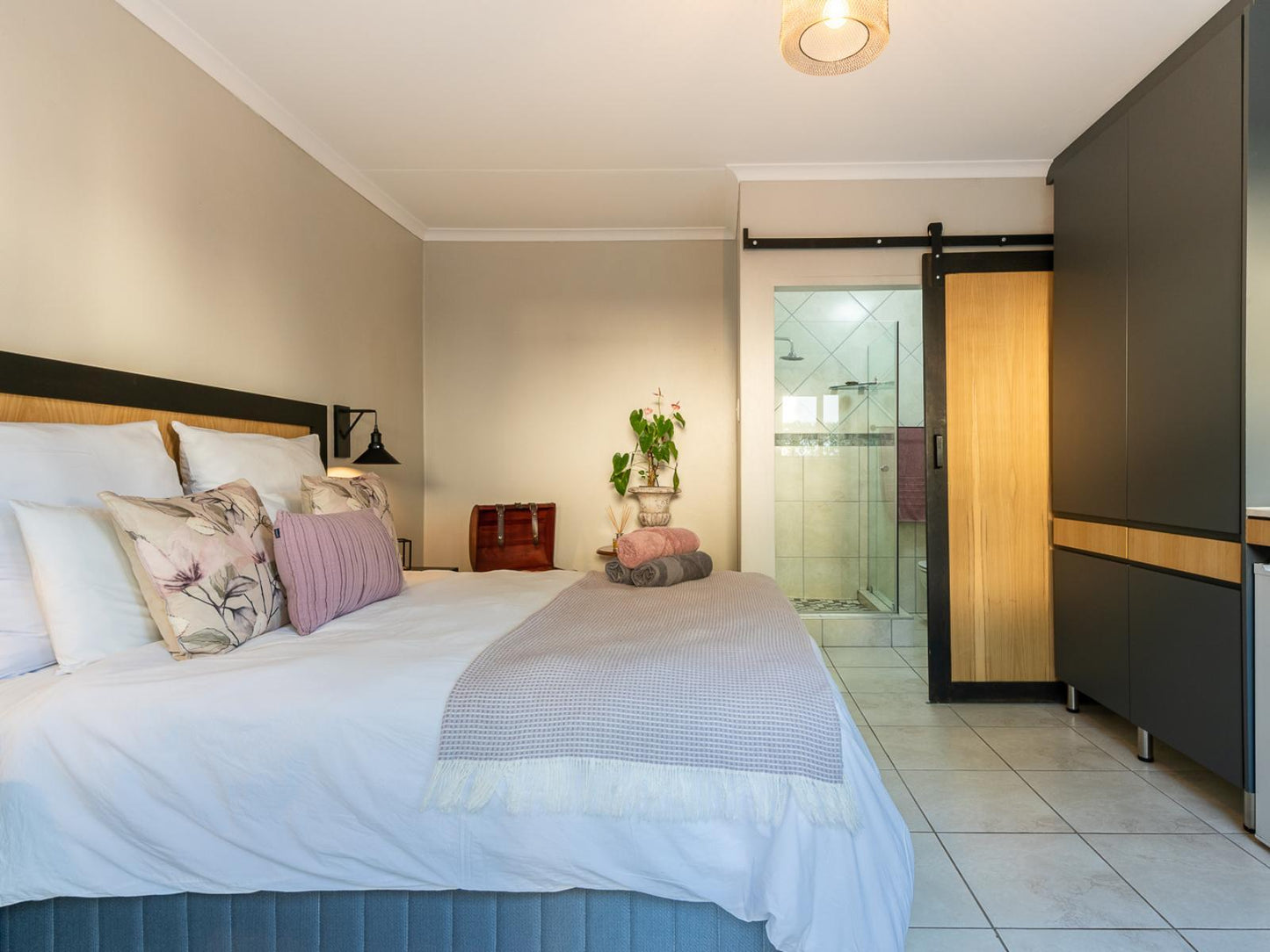 Premium Queen Room with Shower @ Magnolia Guesthouse