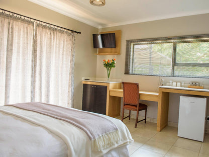 Premium Queen Room with Shower & Aircon @ Magnolia Guesthouse