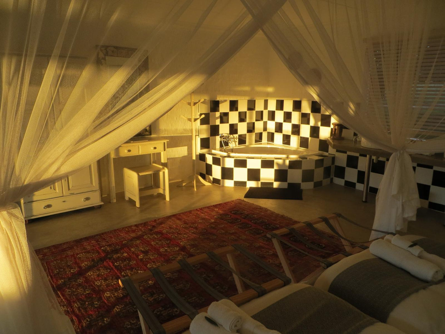 En-suite Room with Bath @ Makuwa  Safari Lodge