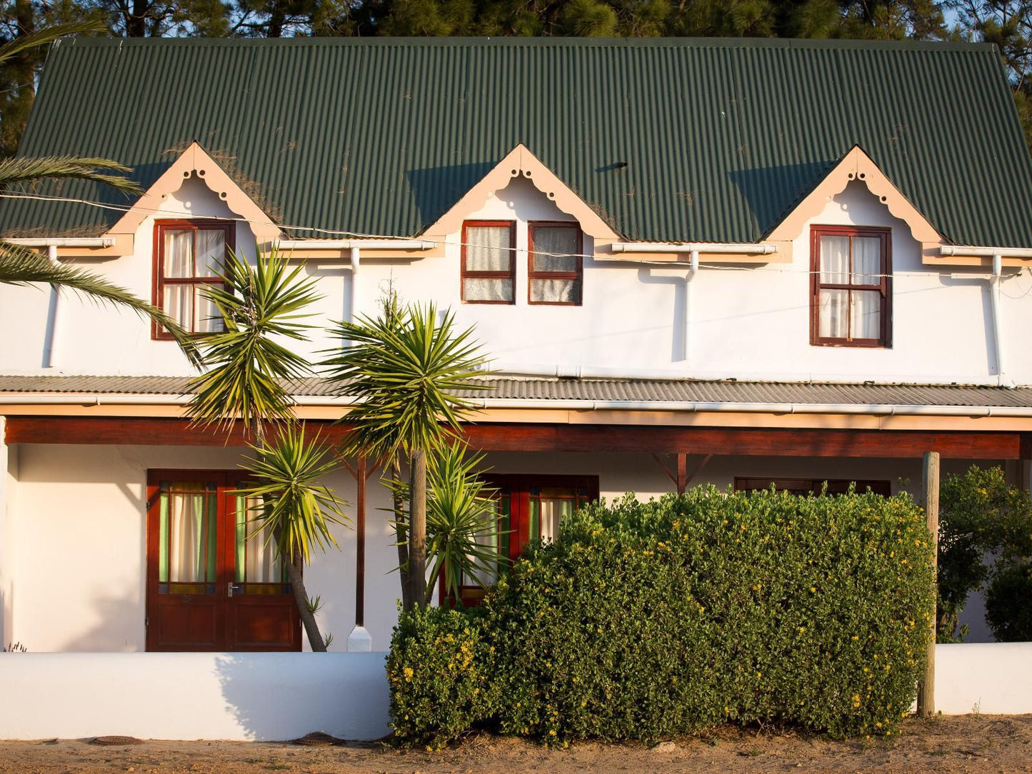 Malagas Hotel, Building, Architecture, House