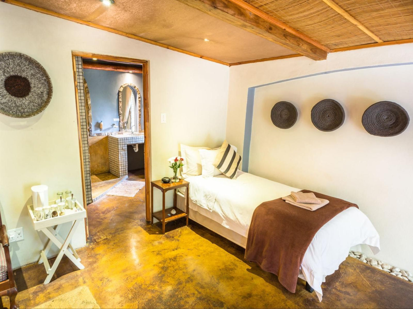 Malandela'S Guest House, Standard Queen Room - Bathtub and Shower, Bedroom