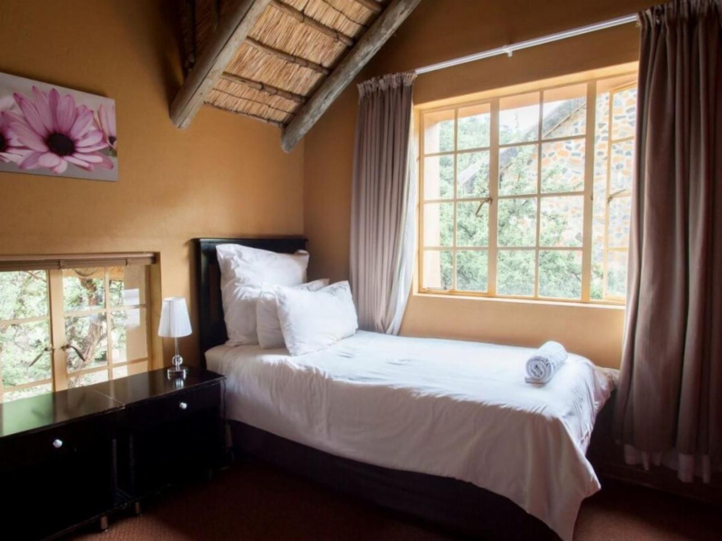 Maliba Lodge, Mountain Chalet 3 Twin  (5 Star), Bedroom