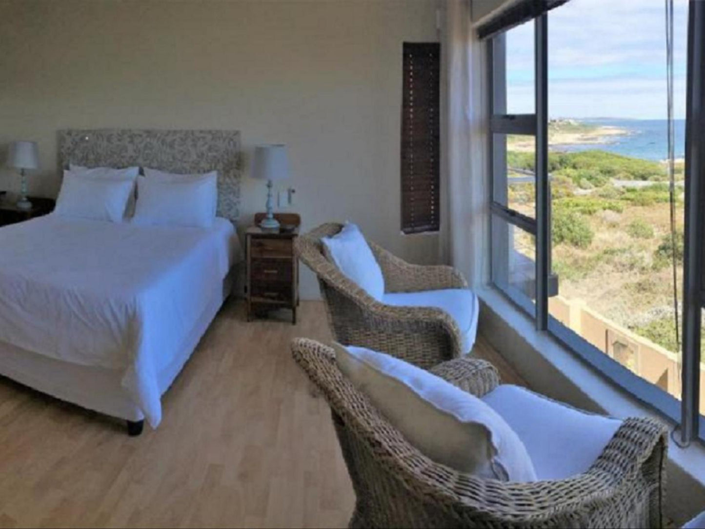 Queen Suite with sea view @ Marine 5 Guest House