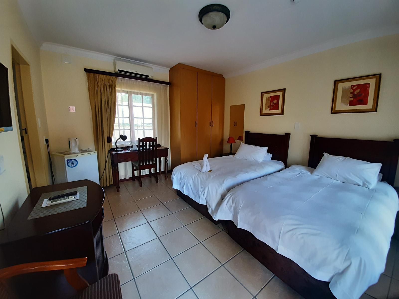 Marlot Guest House, Double Bedroom - Air-con - Bath/Shower