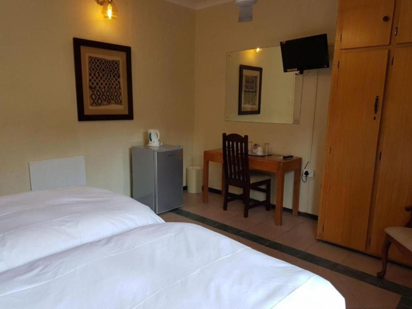 Marlot Guest House, Twin Bedrooms - Air-con - Shower