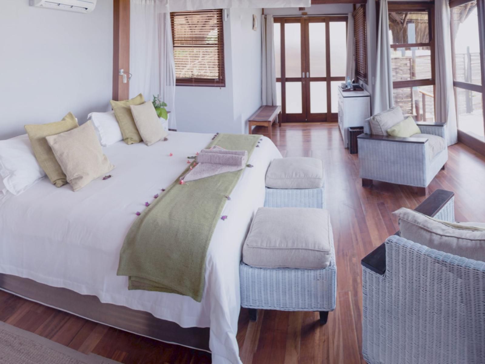 Massinga Beach Lodge, Ocean Front Deluxe Room, Bedroom