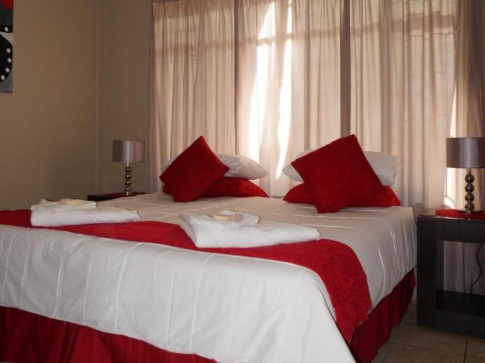 Mc Kala Guest House, Luxury Family Unit, Bedroom