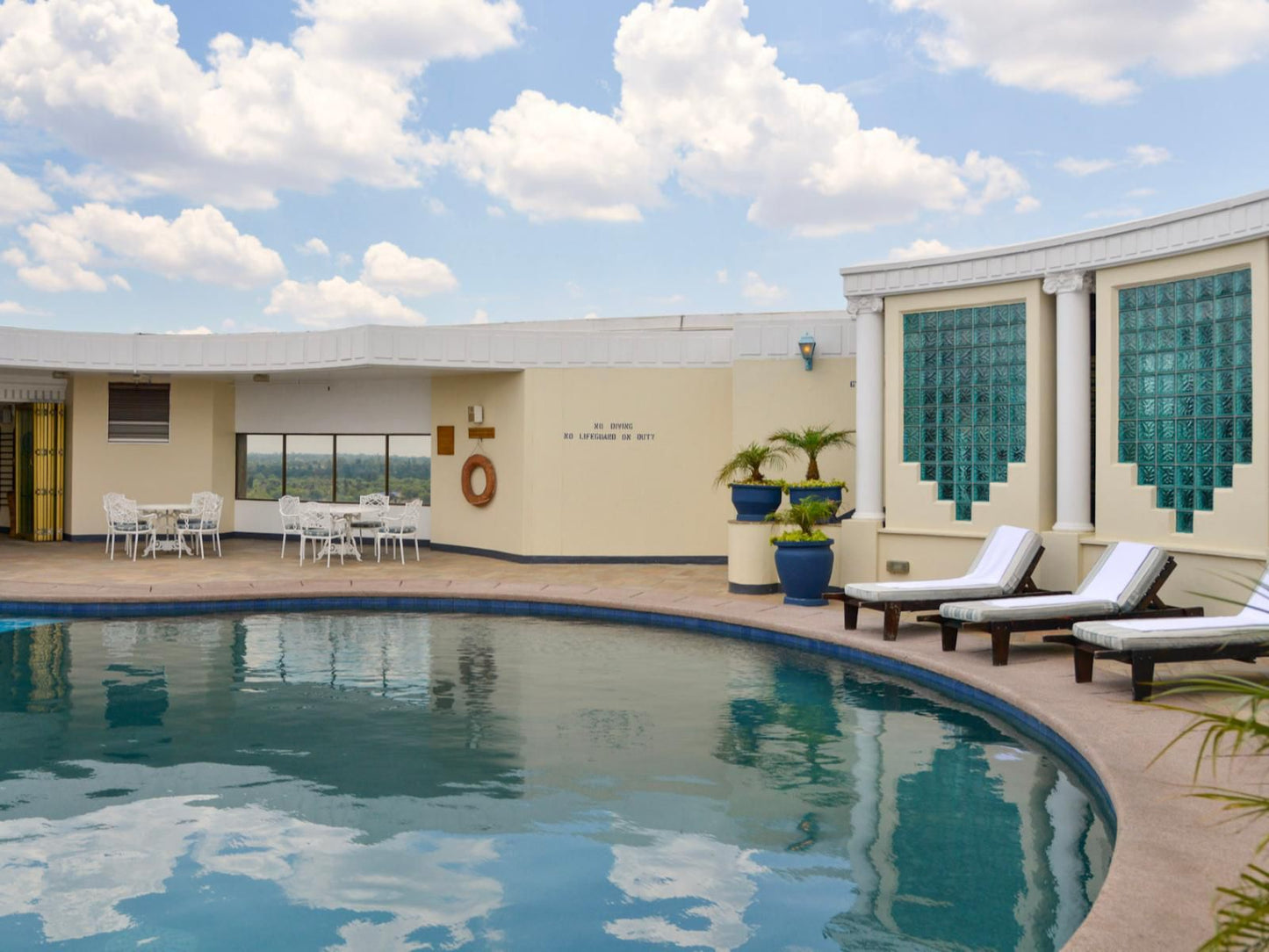 Meikles Hotel, Swimming Pool