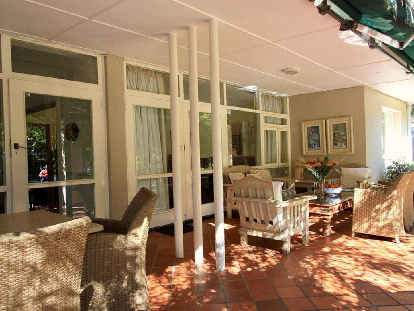 Melrose Place Guest Lodge & Conferencing, Sepia Tones, Living Room