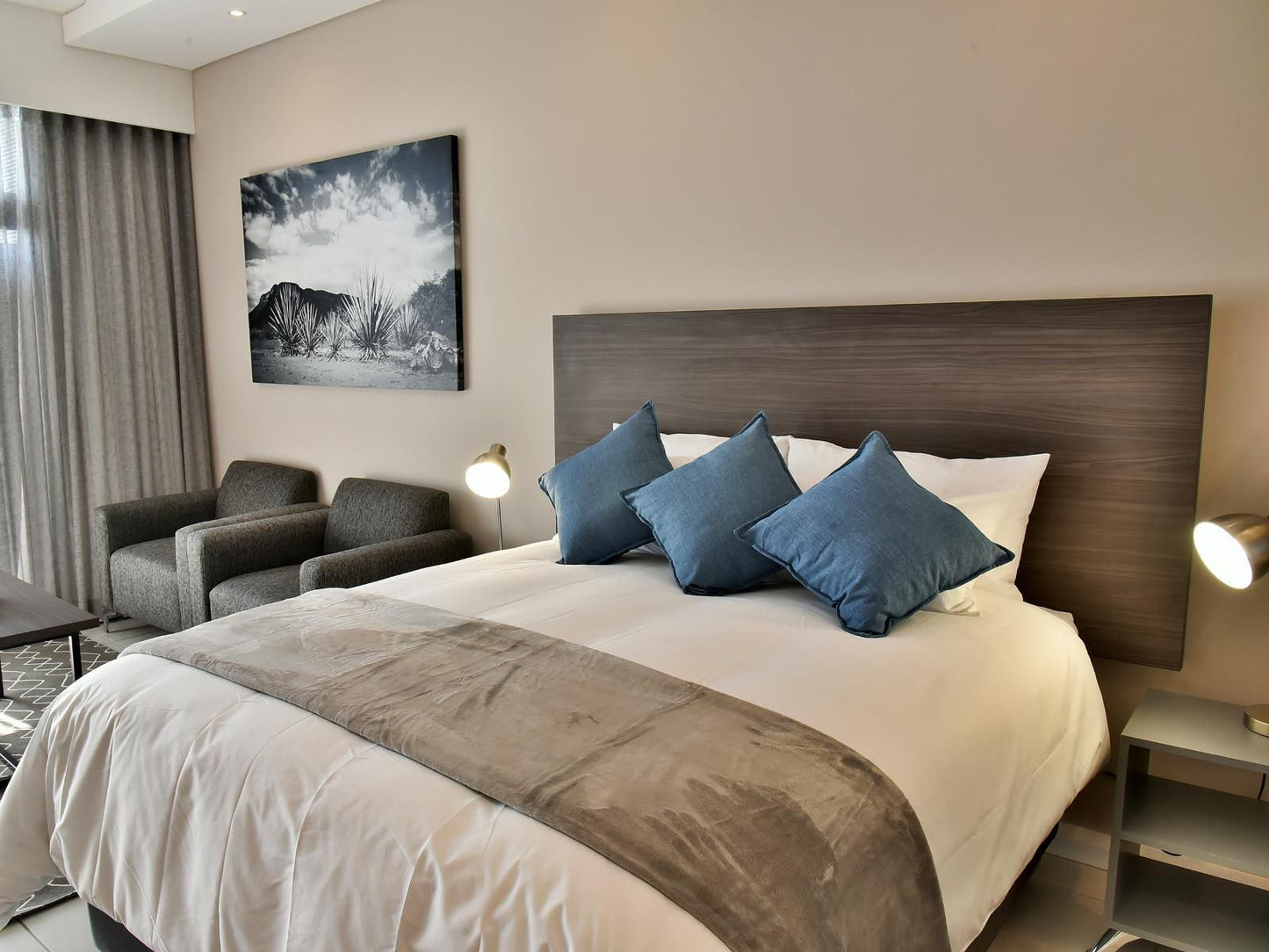 Menlyn Maine Luxury Rentals, 1 Bedroom Apartment, Bedroom