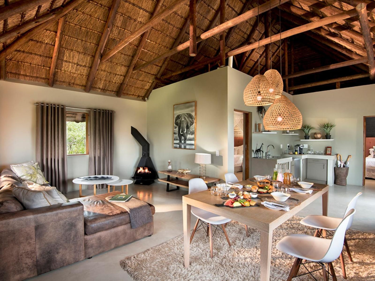 Mhondoro Safari Lodge & Villa, 2 Bedroom Family Pool Suite, Living Room