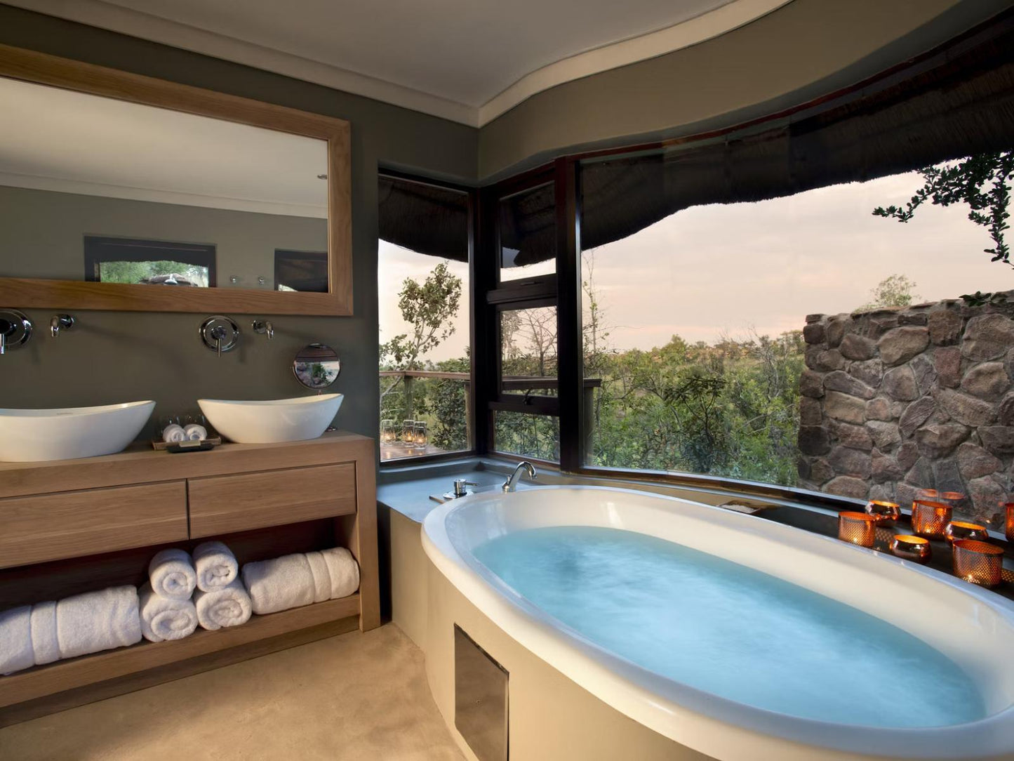 Honeymoon Suite @ Mhondoro Game Lodge