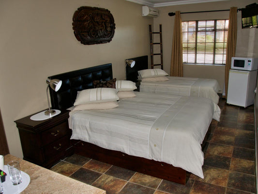 Queen Bedroom - Sleeps 3 @ Mi Casa Guest House