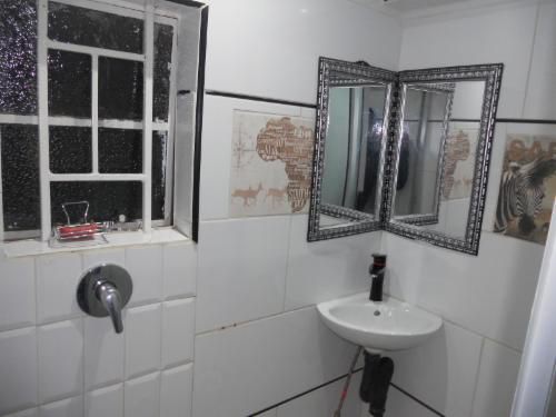 Mira Lodge Homeaway Turffontein Johannesburg Gauteng South Africa Colorless, Mosaic, Art, Bathroom