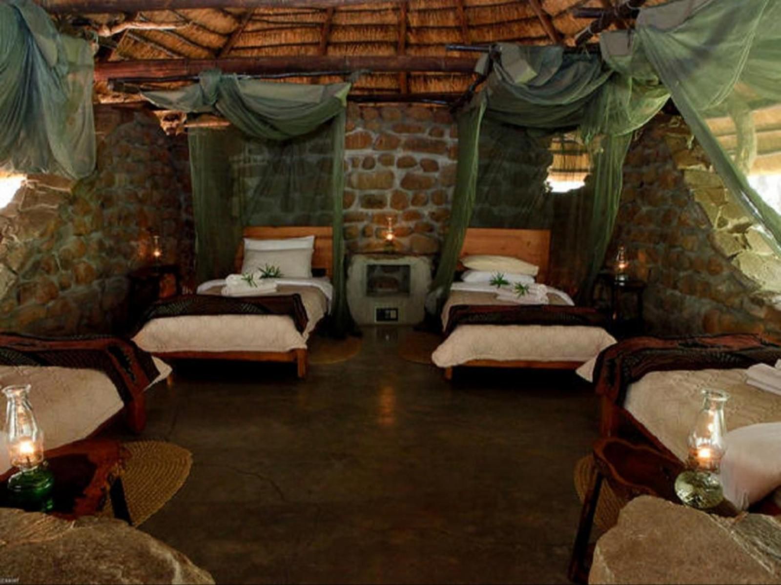 Mkhaya Game Reserve, En-suite family room 4 beds, Bedroom