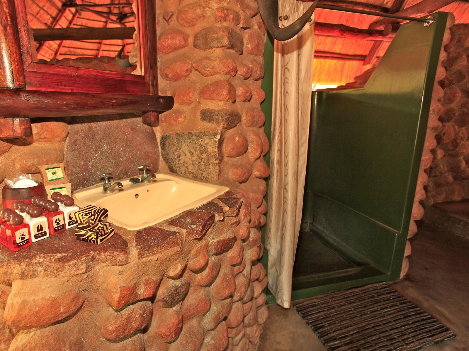 Mkhaya Game Reserve, En-suite twin, Colorful, Bathroom