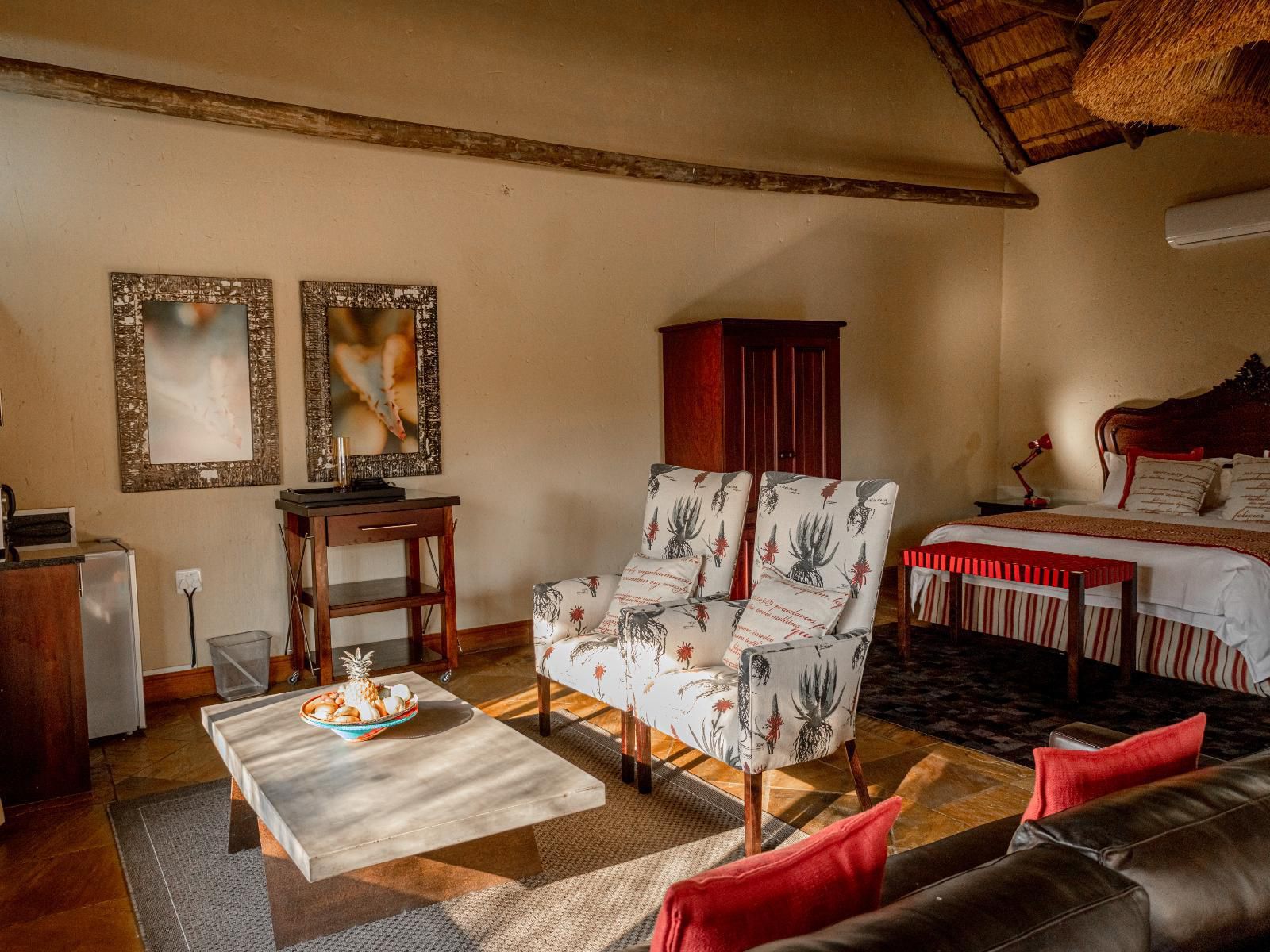 Mmakuba Private Game Lodge, Superior Suite, Living Room