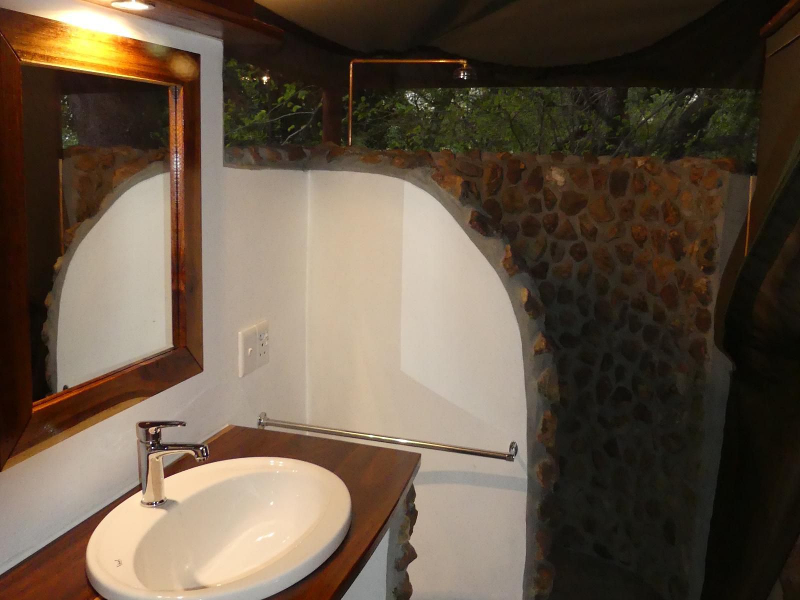 Mobola Island Lodge, Standard Twin Room, Sepia Tones, Bathroom