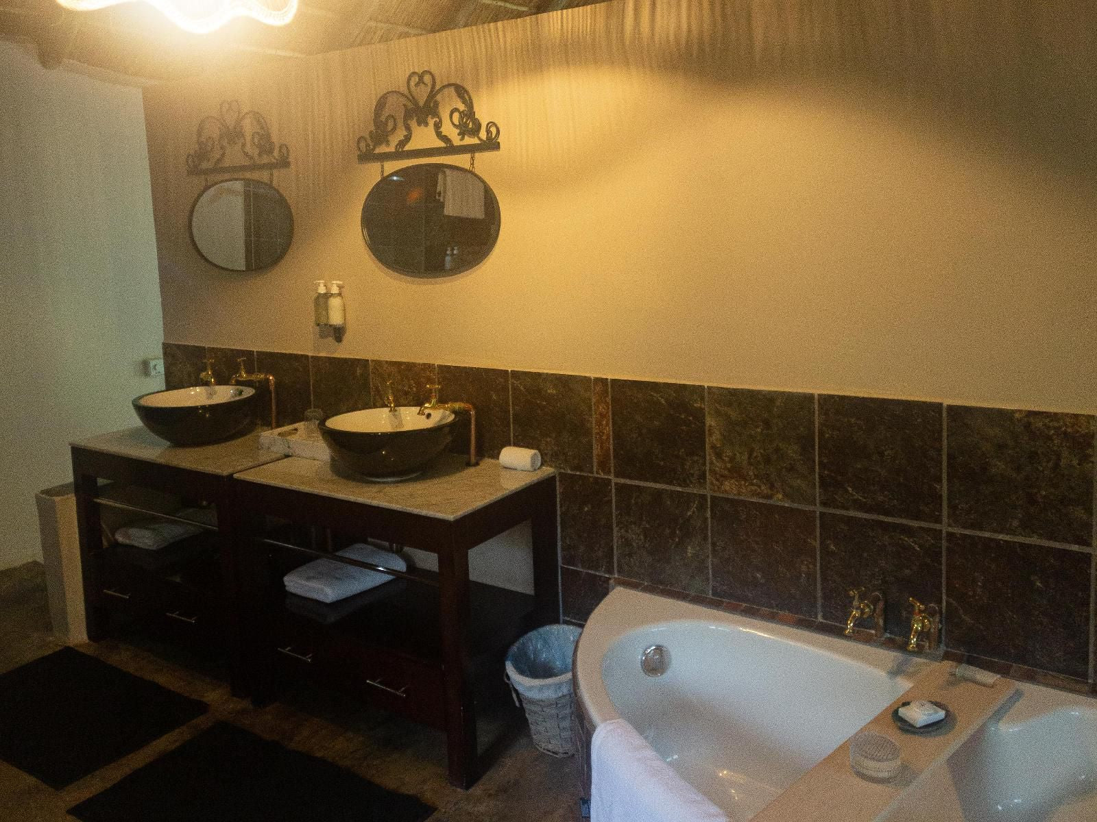 Mologa River Lodge, Luxury Chalet 4, Bathroom