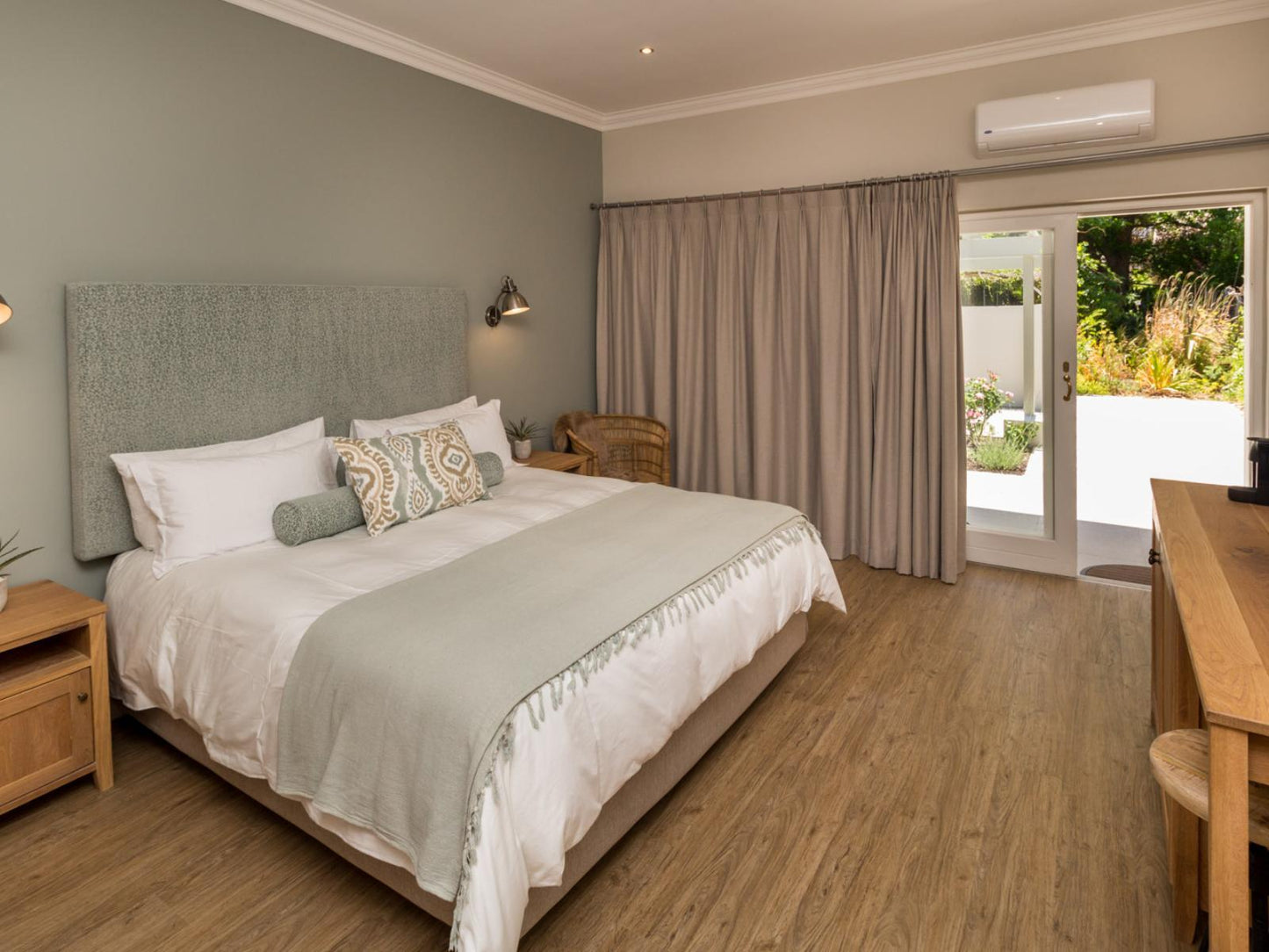 Luxury Disabled King Room - Modern @ Monte Vista Boutique Hotel