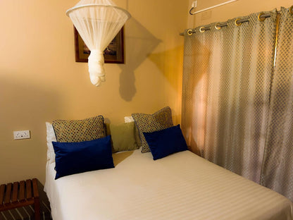 Mopani Lodge Victoria Falls, Standard Double Room, Colorful, Bedroom