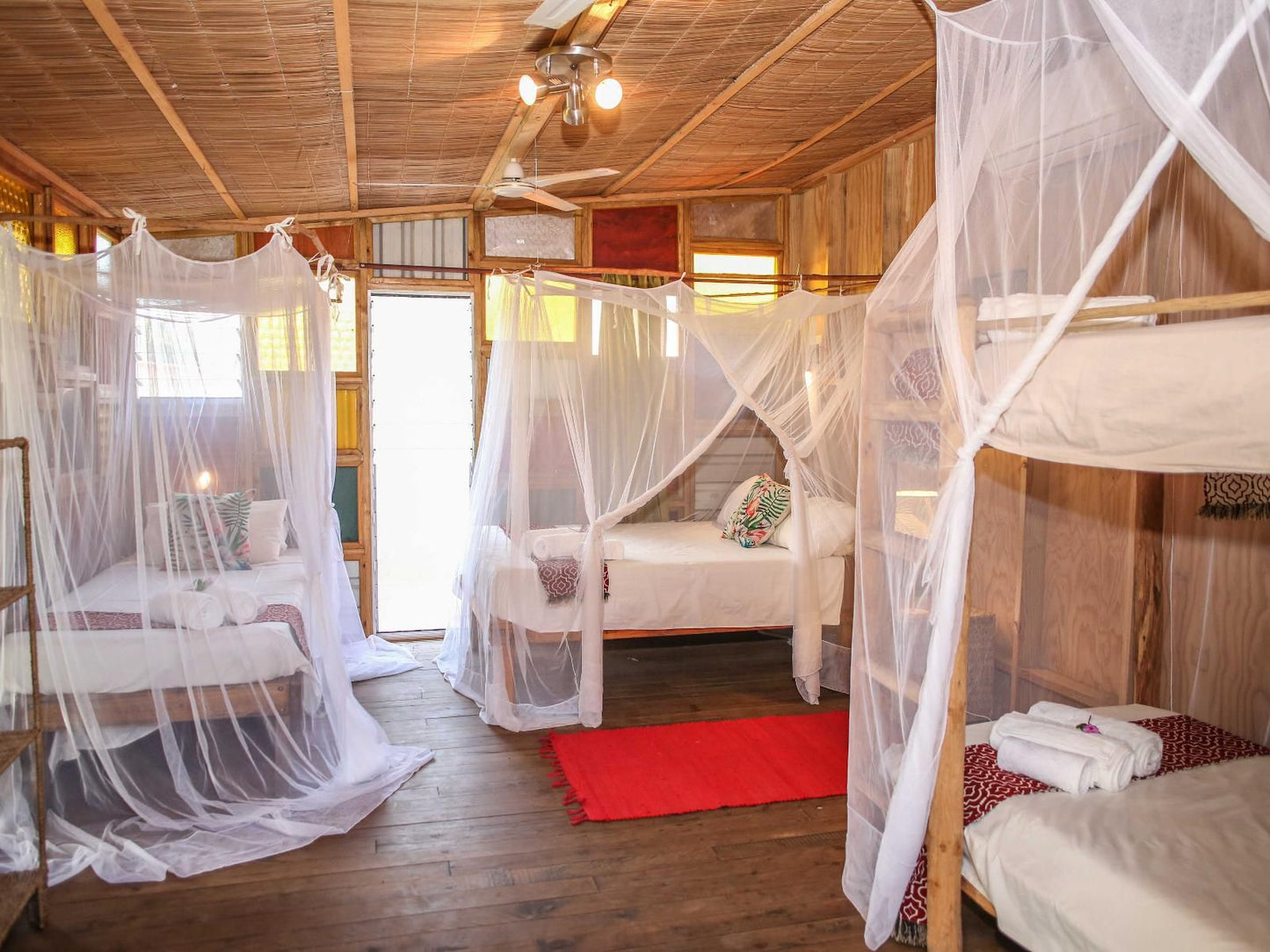 Mozambeat Motel, Private cabin "Blondie", Bedroom