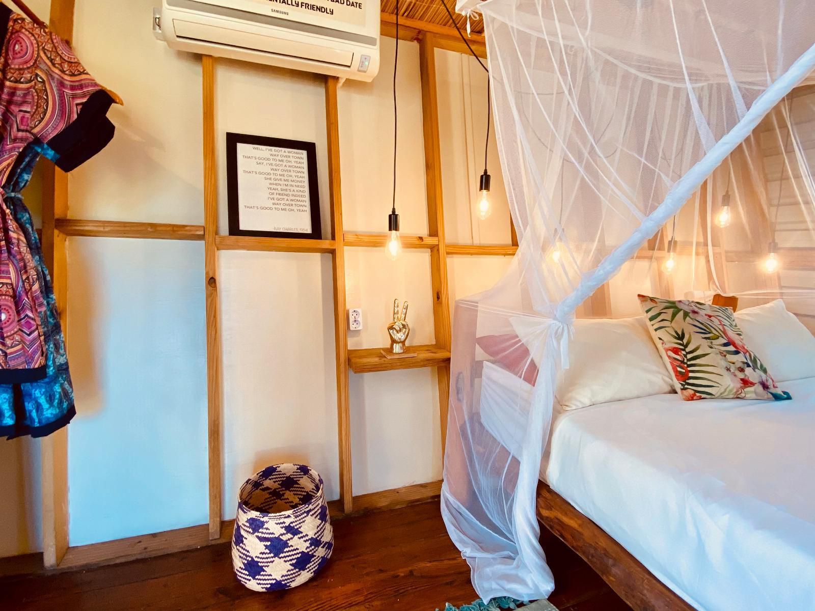 Mozambeat Motel, Private cabin "Ray Charles", Bedroom