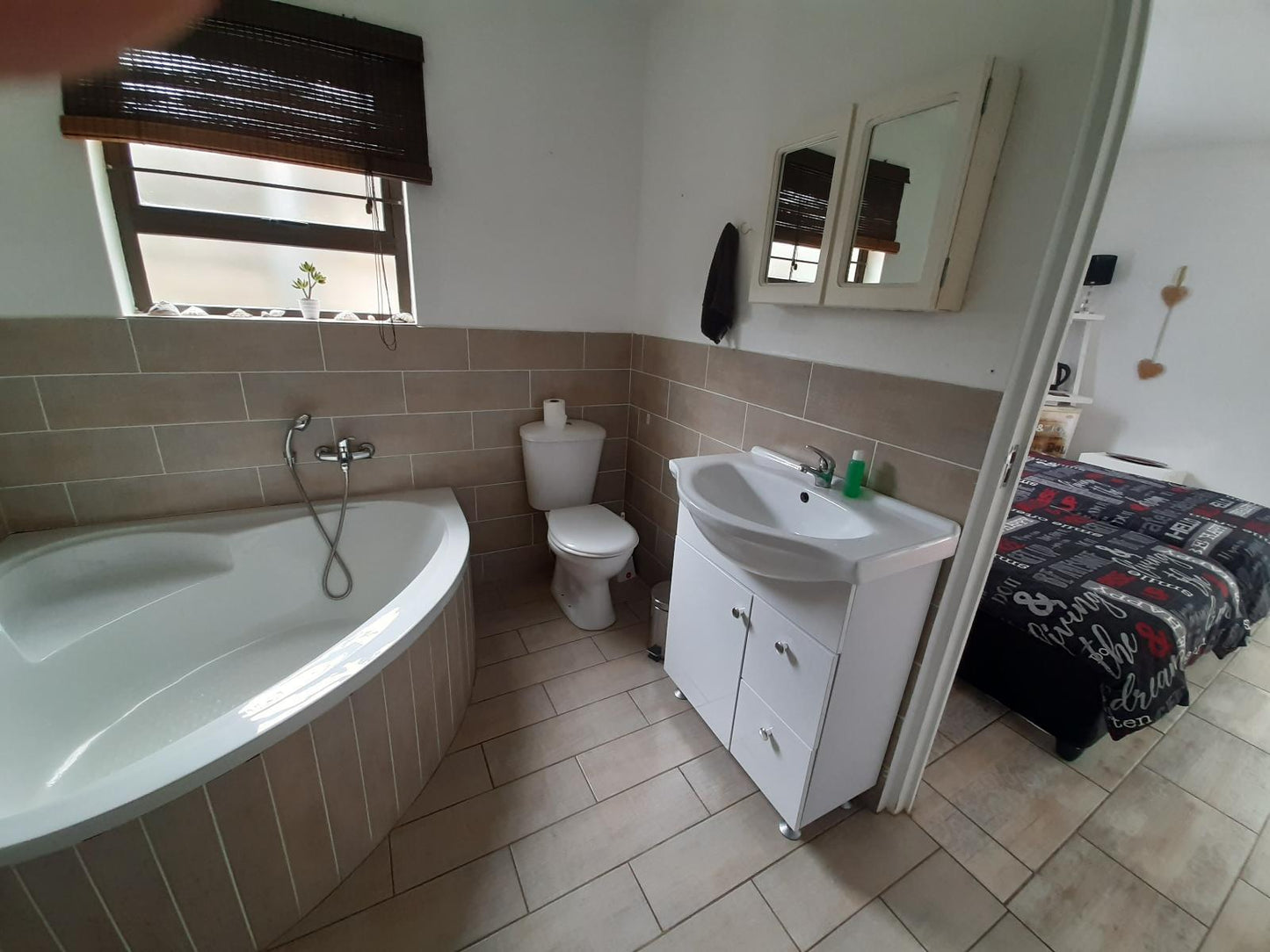 Twin Room with Bathroom-Hope Unit @ Mykhaya Air Bnb