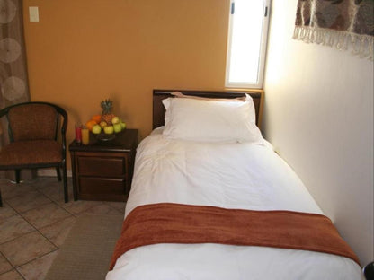 Namib Naukluft Lodge, Triple Room, Bedroom