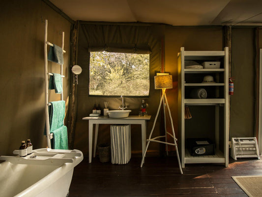 Tented Chalet - Shower and Bath @ Ngama Tented Safari Lodge