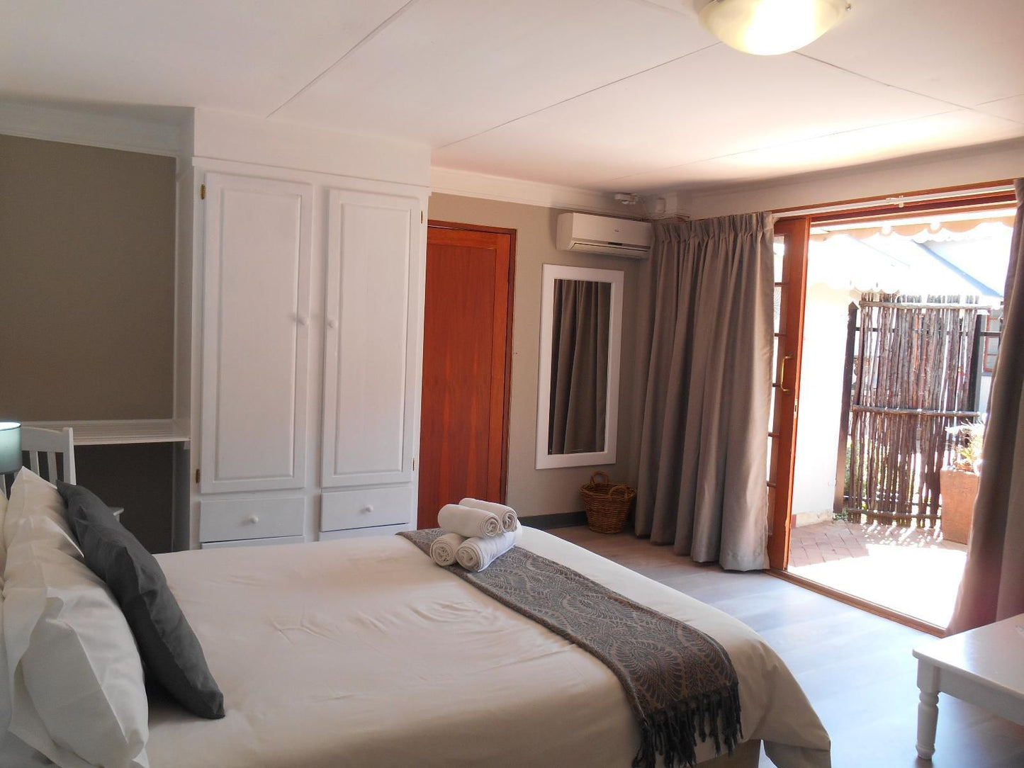 Oakwood Lodge, Twin Room, Bedroom