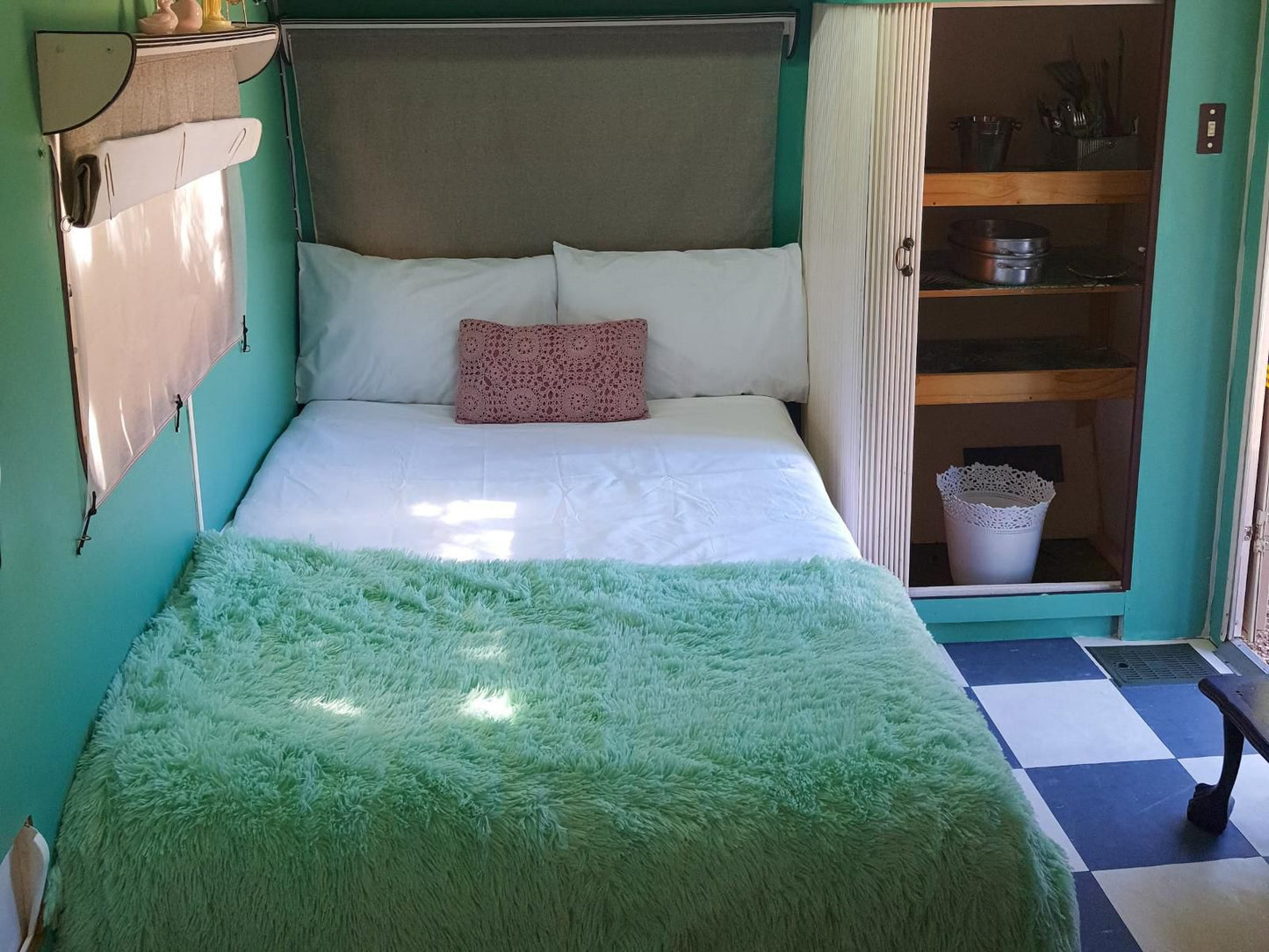 Oasis Shanti Backpackers, Glamping Caravan, Bedroom