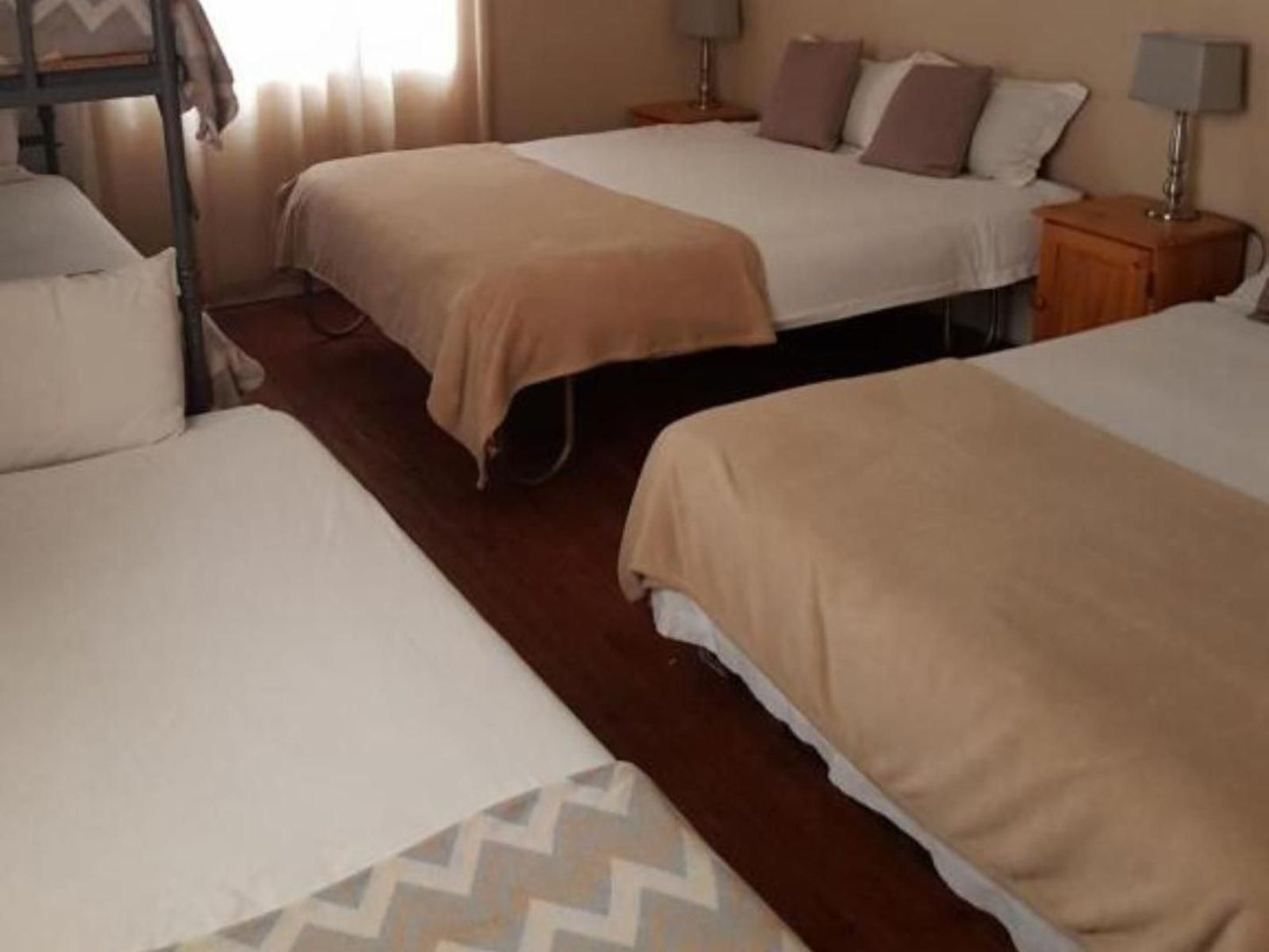 Oasis Shanti Backpackers, Triple En-Suite, Bedroom