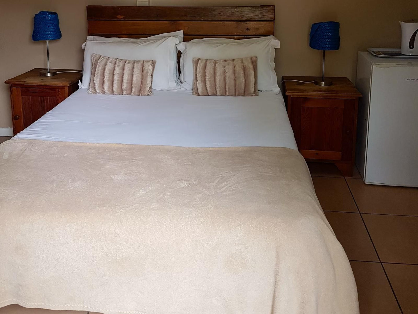 Oasis Shanti Backpackers, Triple En-Suite, Bedroom