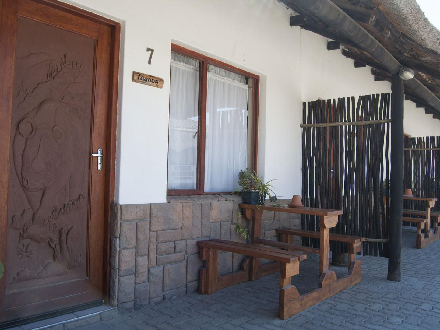 Obelix Guesthouse, Door, Architecture