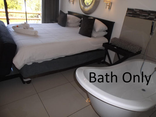 Cabin honeymoon bath 4 @ Old Mill Country Lodge, Working Ostrich Farm & Restaurant