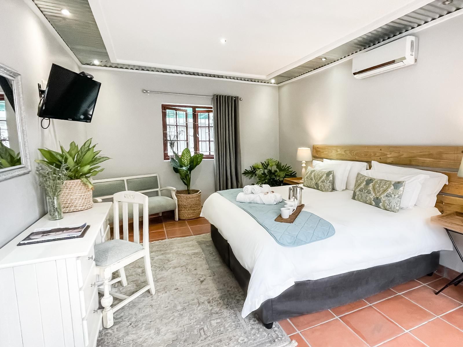 Olive Tree Lodge, King/Twin Room, Bedroom