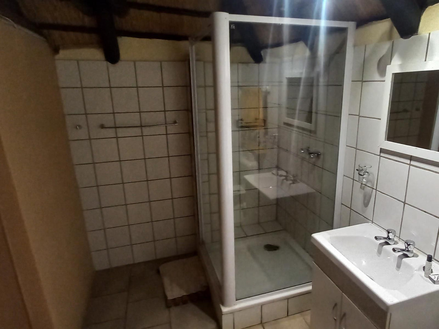 Ombinda Country Lodge, Family Room, Bathroom