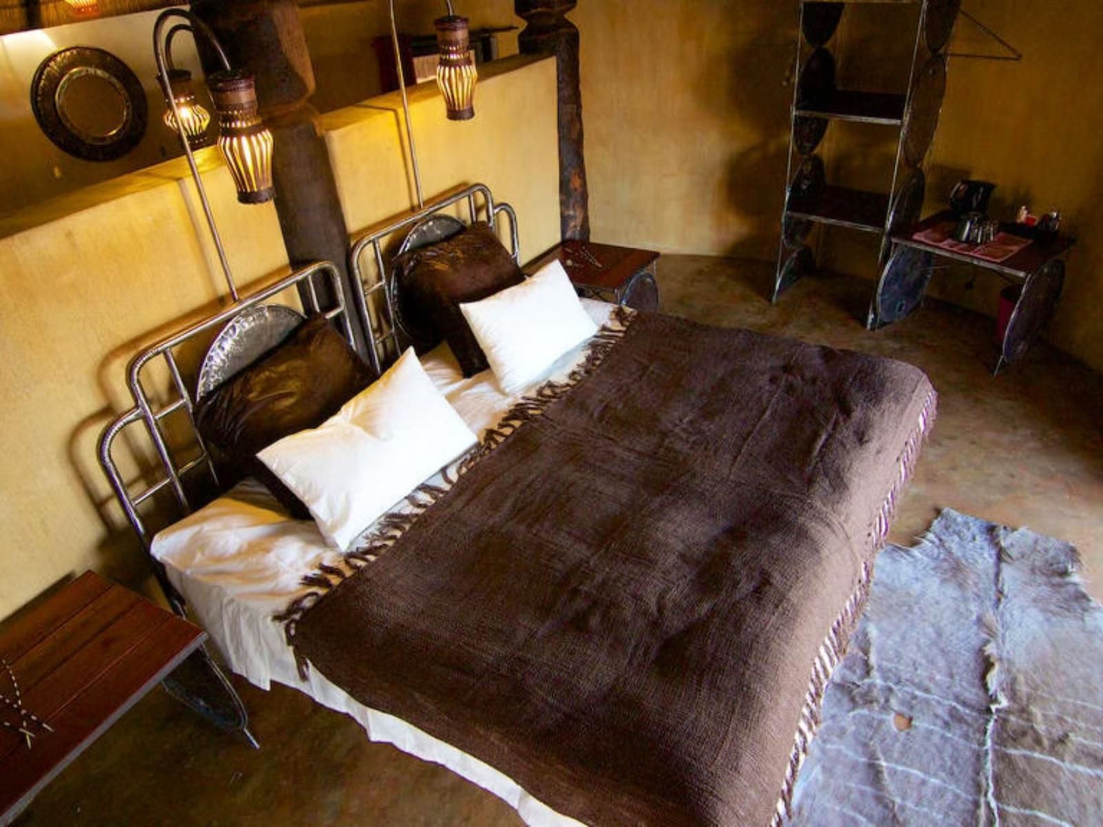 Ongula Village Homestead Lodge, Luxury Rondawel, Bedroom