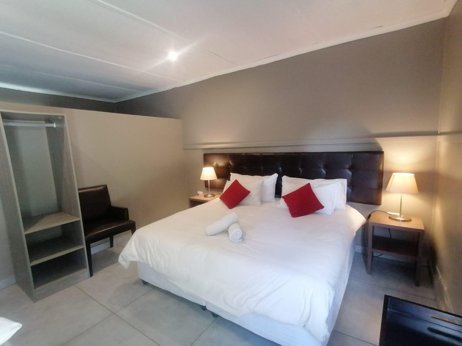 Orange River Rafting Lodge By Country Hotels, Waterfront Cabin, Bedroom