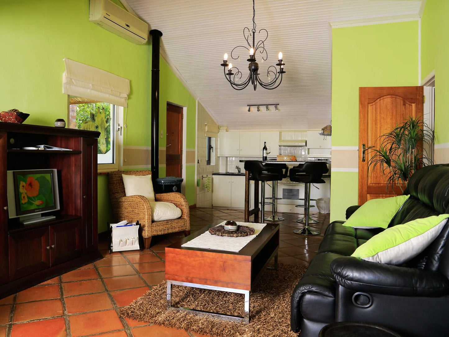 Orange-Ville Lodge & Guesthouse, Chalet "Hippo" - Premium King/Twin Room, Living Room