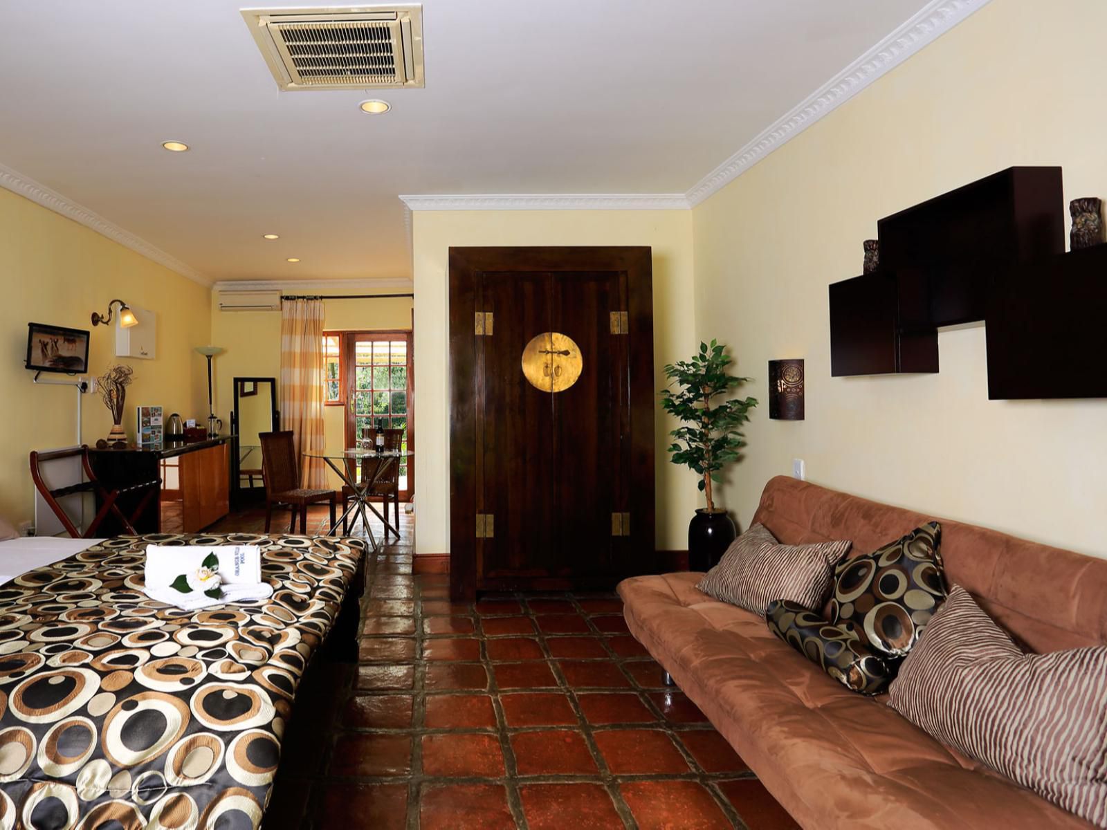 Orange-Ville Lodge & Guesthouse, Chalet "Hippo" - Premium King/Twin Room, Living Room