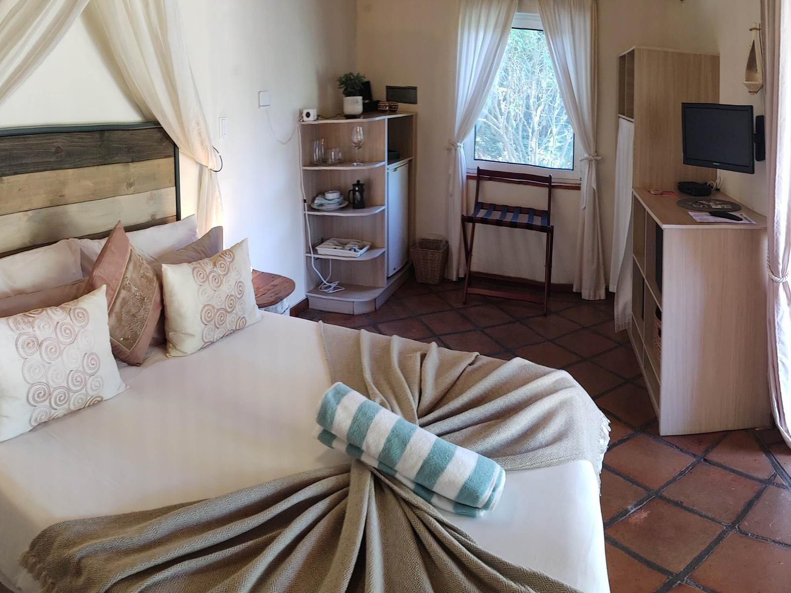 Orange-Ville Lodge & Guesthouse, Chalet "Rhino" - Premium King/Twin Room, Bedroom