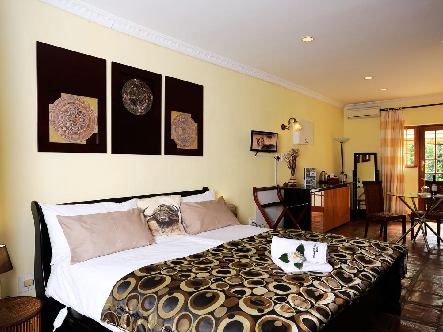 Orange-Ville Lodge & Guesthouse, Chalet "Rhino" - Premium King/Twin Room, Bedroom