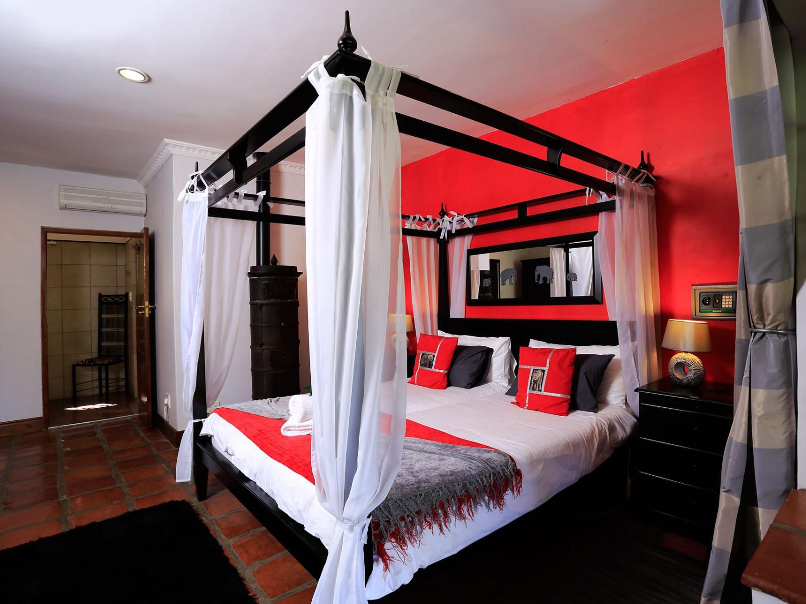 Orange-Ville Lodge & Guesthouse, Chalet "Rhino" - Premium King/Twin Room, Bedroom