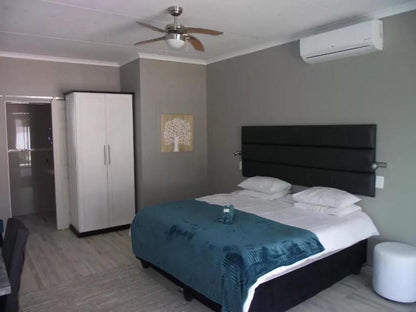 Out Of Africa Town Lodge, Standard Triple Room, Bedroom