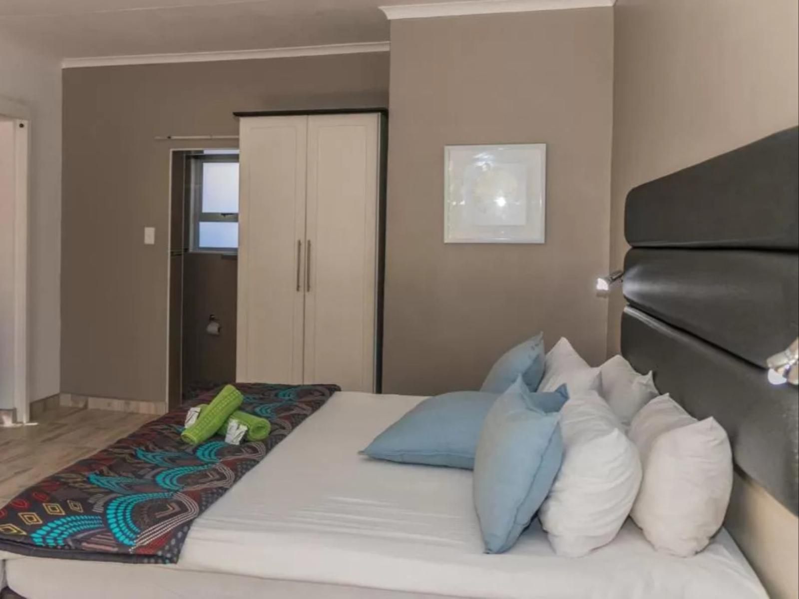 Out Of Africa Town Lodge, Standard Triple Room, Bedroom