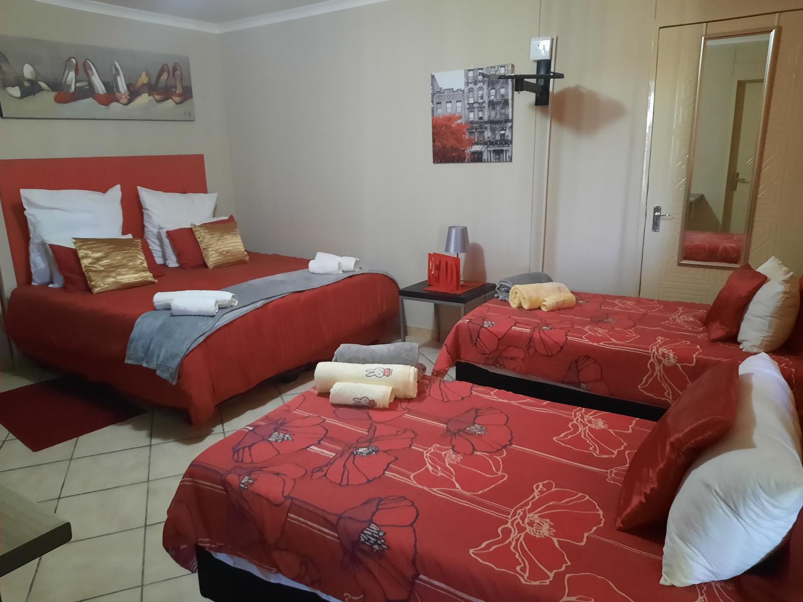 Palmeiras Lodge Oshikango, Luxury Large Family Unit, Bedroom