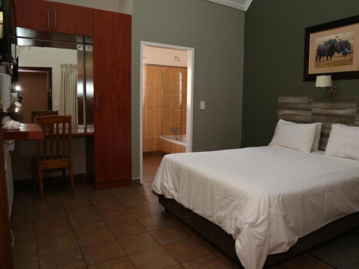 Standard Queen Room @ Palm Lodge Rustenburg