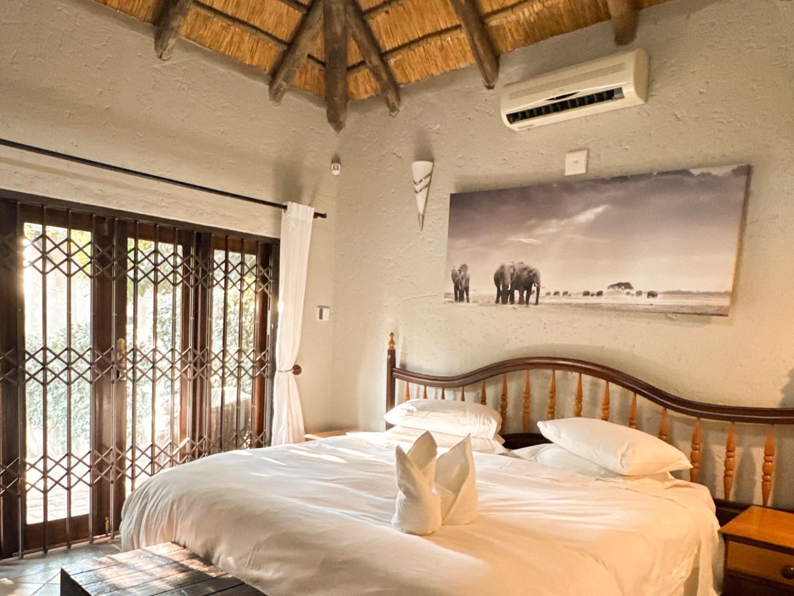 Paradise Creek Lodge, Open Plan Self Catering Cottage Bathroom, Sepia Tones, Bedroom